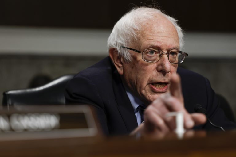 Sanders serves strong cup of joe to Starbucks bigwig