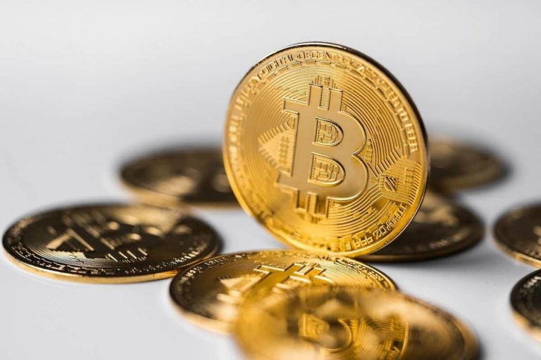 Bitcoin and Ethereum: Bitcoin hovers around $29000