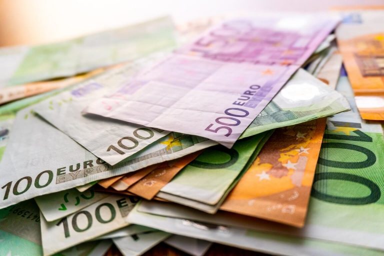 Euro Exchange Rate at Risk: The Path Towards Parity