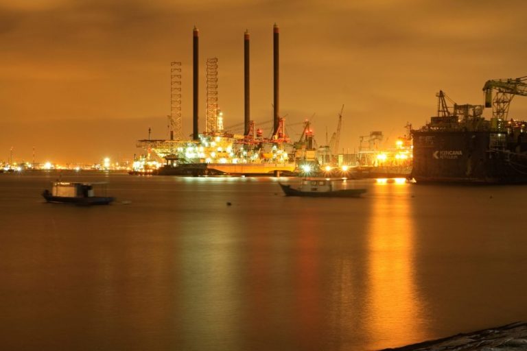 Oil and natural gas: the price of oil remains below $77.00