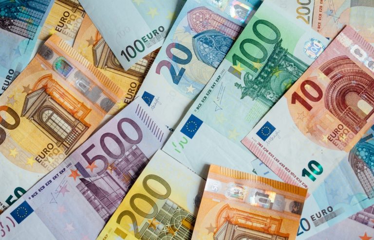 EURUSD and GBPUSD: This morning we saw the Euro pull back