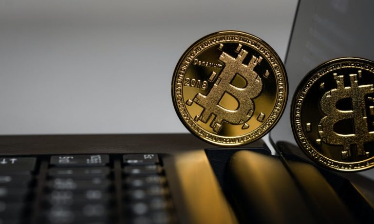 Bitcoin and Ethereum: Bitcoin is holding above $45000