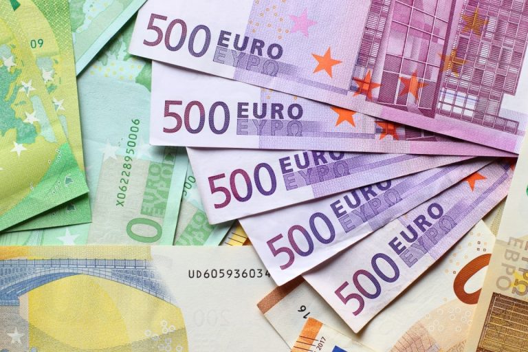EUR/USD: Navigating the January Landscape
