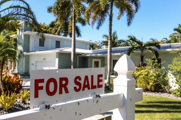 Mortgage rates jump back over 7% as stronger economic data rolls in
