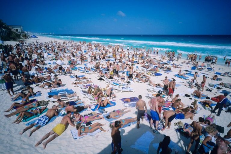 United Airlines expects busiest spring break ever despite travelers’ cost concerns