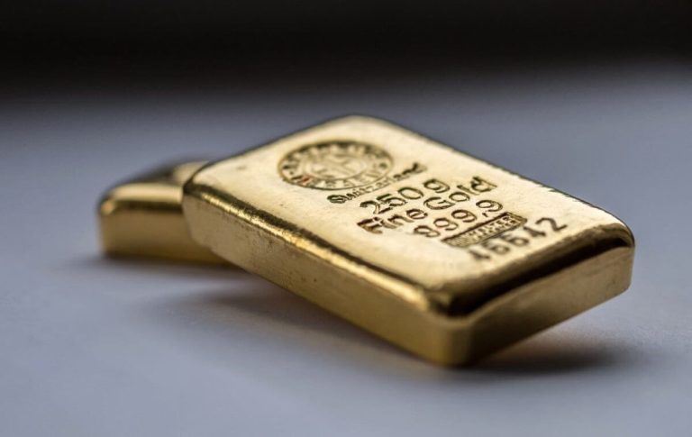 Gold Prices Drop 3.4% Amid High U.S. Interest Rates