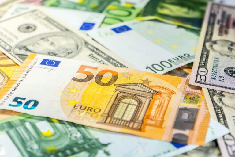 EUR/USD Seeks Stability at 1.0700 Support Point