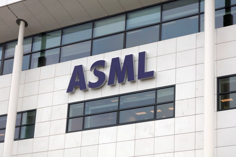 Is ASML stock a Buy after Barclays’ upgrade and new $1,243 price target?