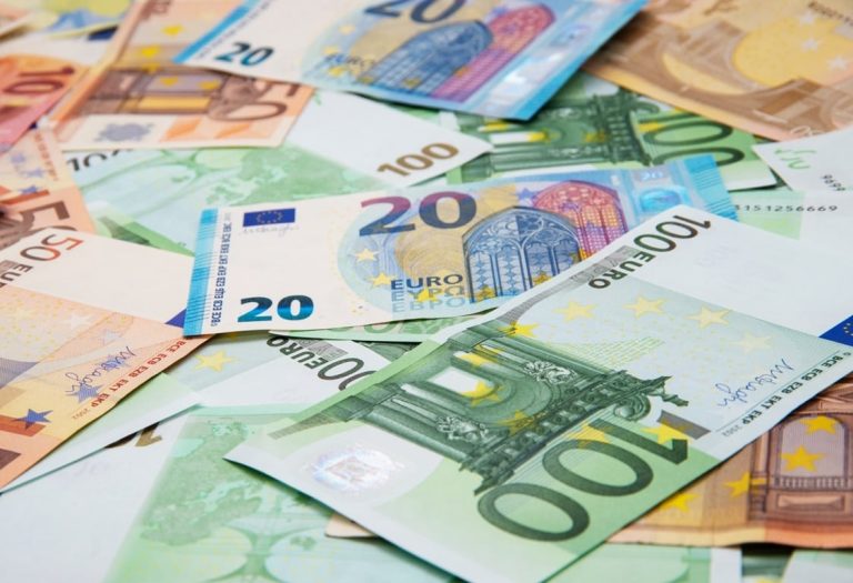 EURUSD and GBPUSD: Pound loses momentum below 1,3000
