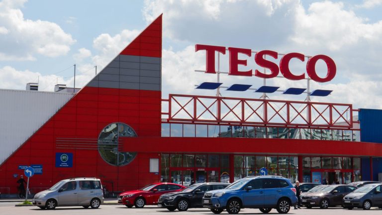 Price war sidelines Tesco, Sainsbury’s from FTSE gains; analysts back Tesco